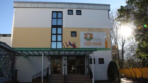 A hotel building with a sign reading "HOTEL STADT PASING". - Hotel Stadt Pasing (Munich)