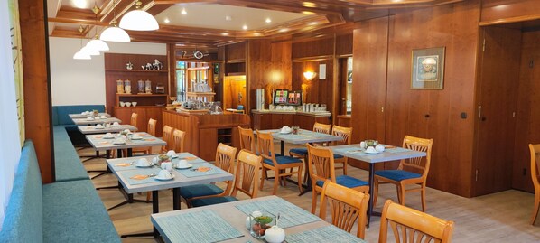 Café da manhã com buffet todos os dias (EUR 14.00 por pessoa) 