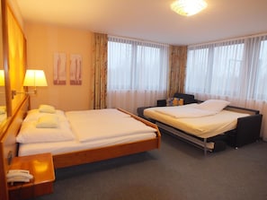 Zimmersafe, Schreibtisch, Bügeleisen/Bügelbrett, Zustellbetten