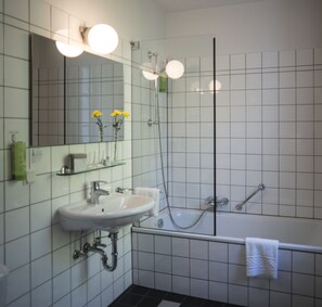 Amenidades de baño gratuitas y toallas