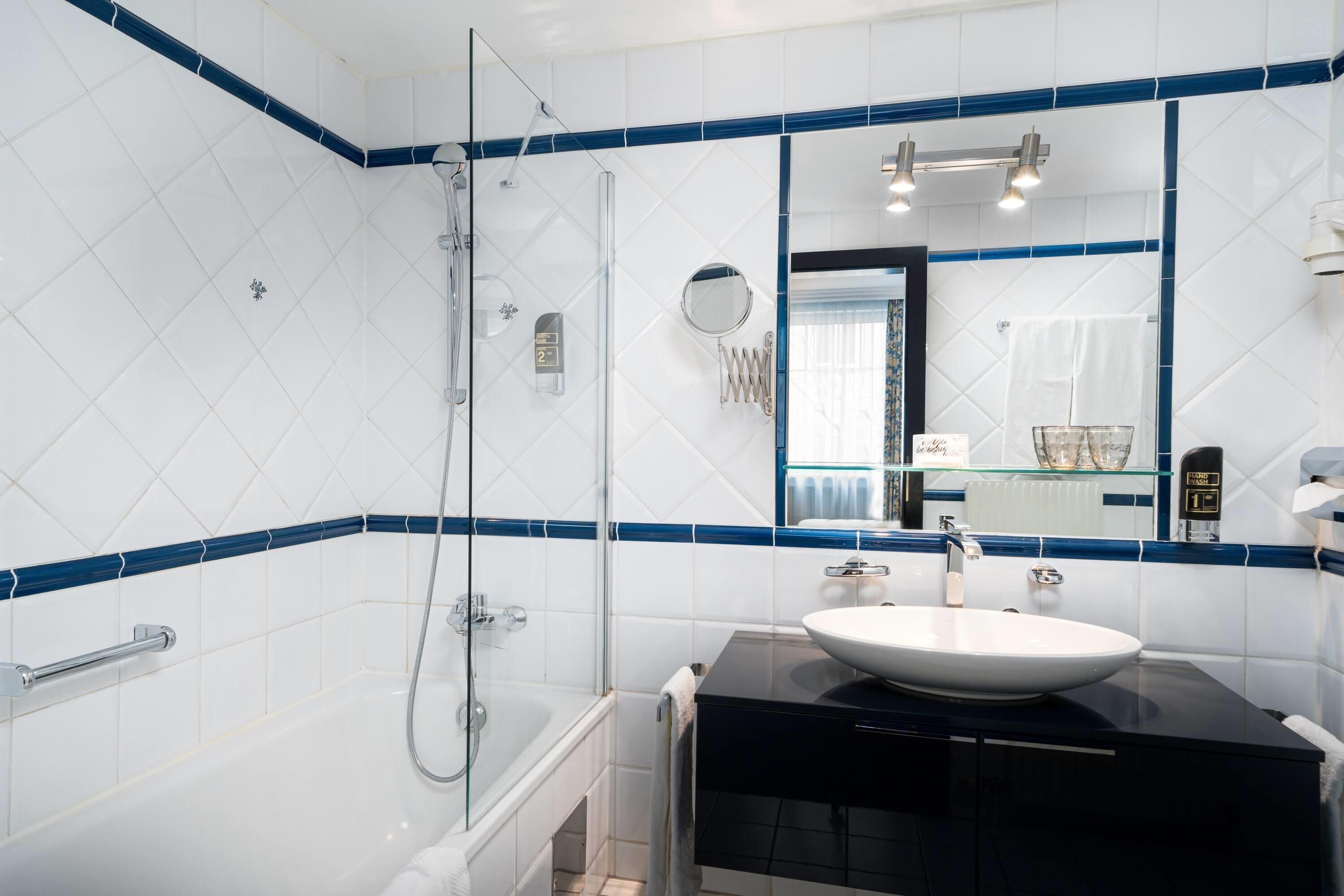 Family Room, 2 Queen Beds | Bathroom