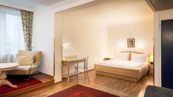 Standard Room (Dreibettzimmer) | Minibar, in-room safe, individually decorated, individually furnished