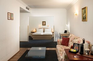 Family Room | Minibar, in-room safe, individually decorated, individually furnished