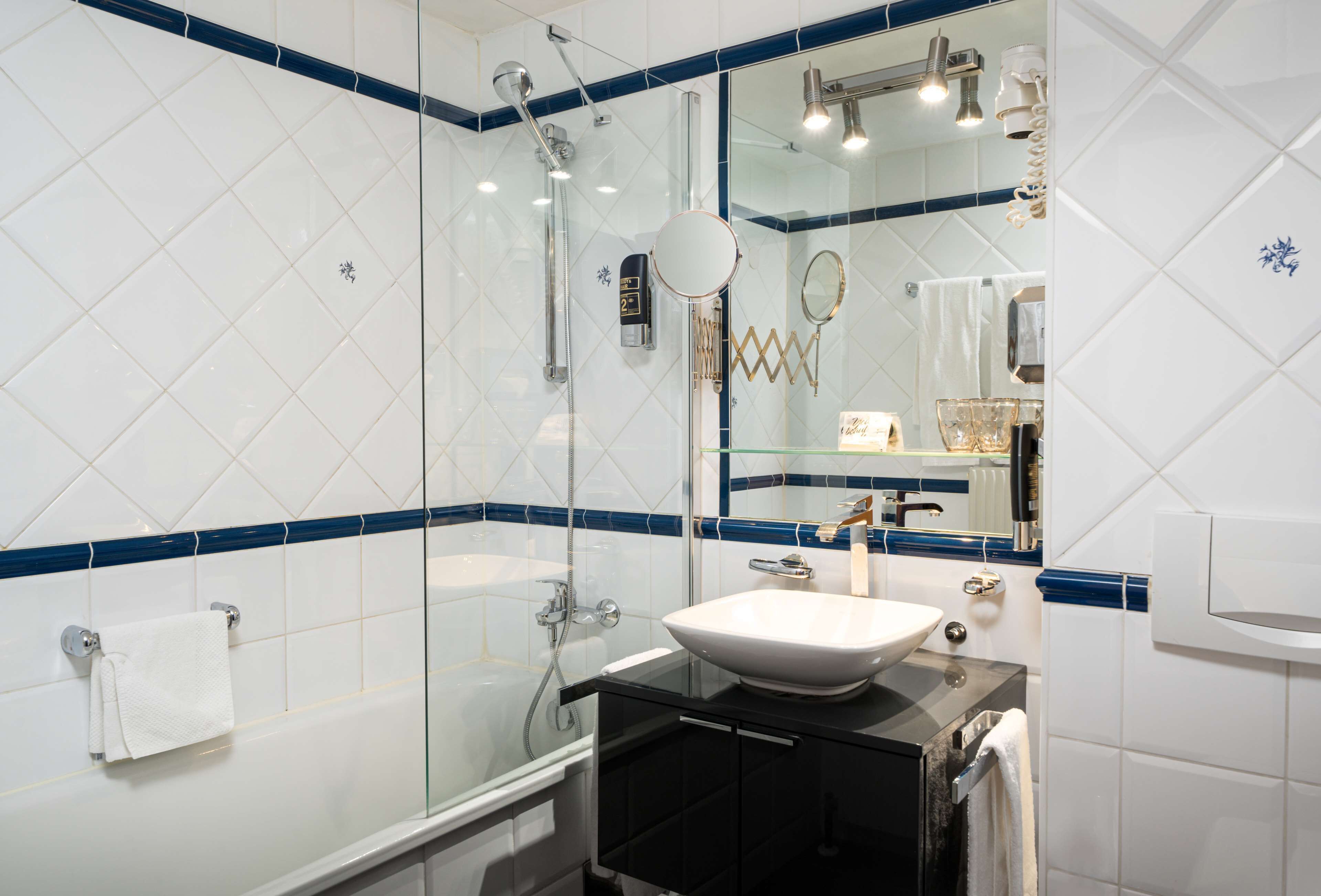 standard triple room | bathroom | free toiletries, hair dryer, towels