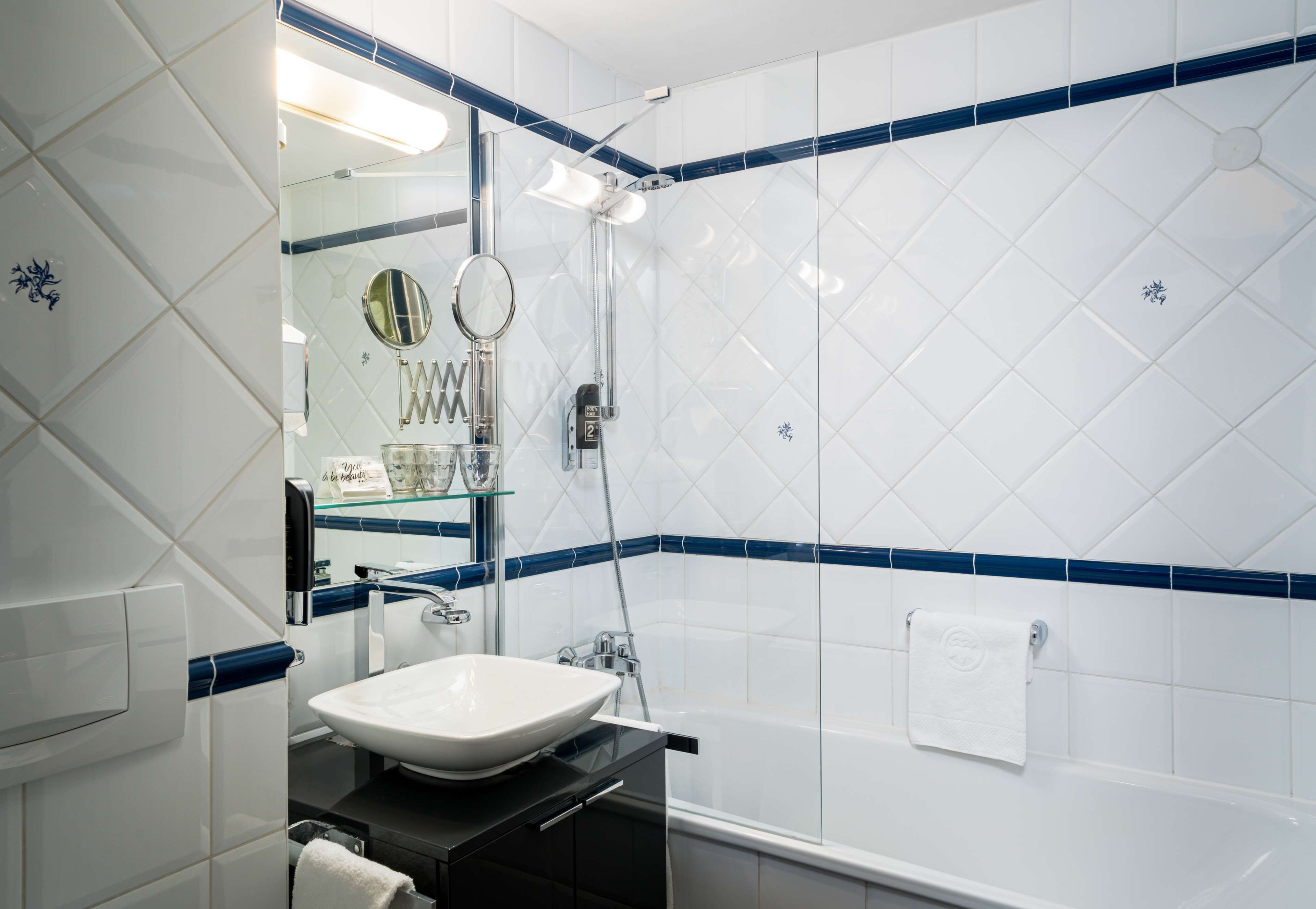 standard double room | bathroom | free toiletries, hair dryer, towels