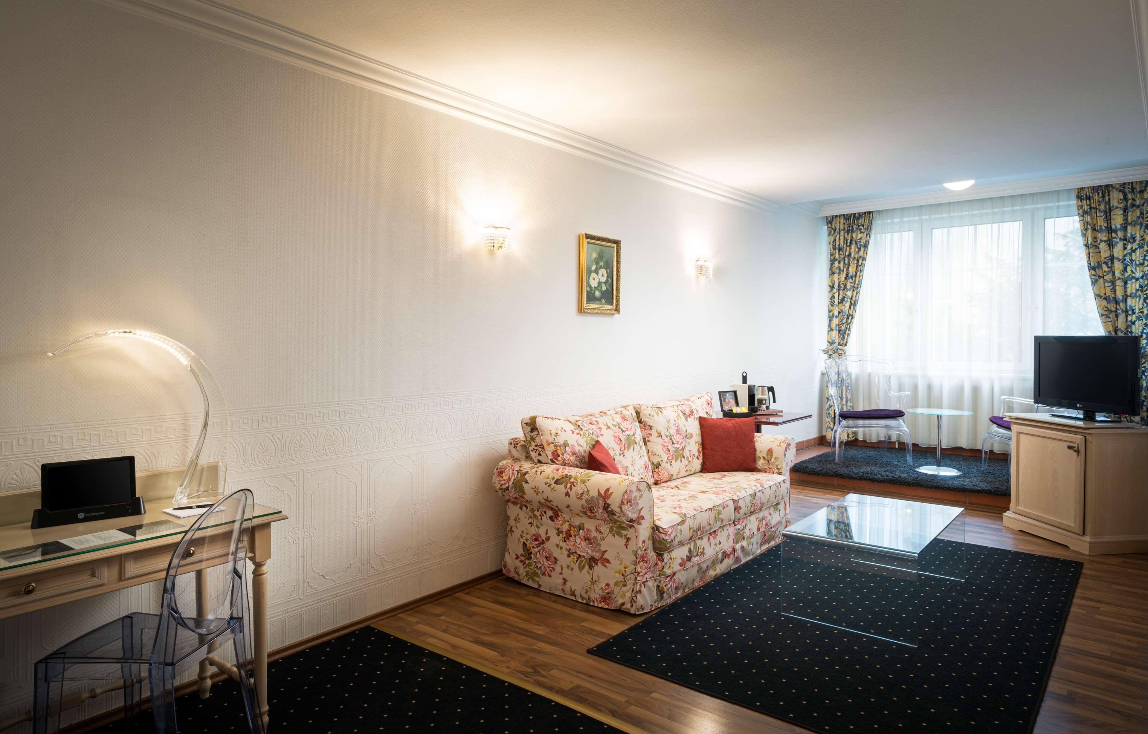 family room | minibar, in-room safe, individually decorated, individually furnished