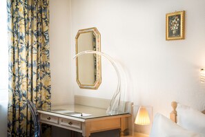 Kahden hengen standard-huone | Minibaari, tallelokero huoneessa, yksilöllisesti sisustettu