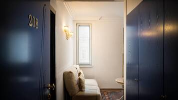 Standaard kamer (Doppelzimmer) | Een minibar, een kluis op de kamer, individueel gedecoreerd