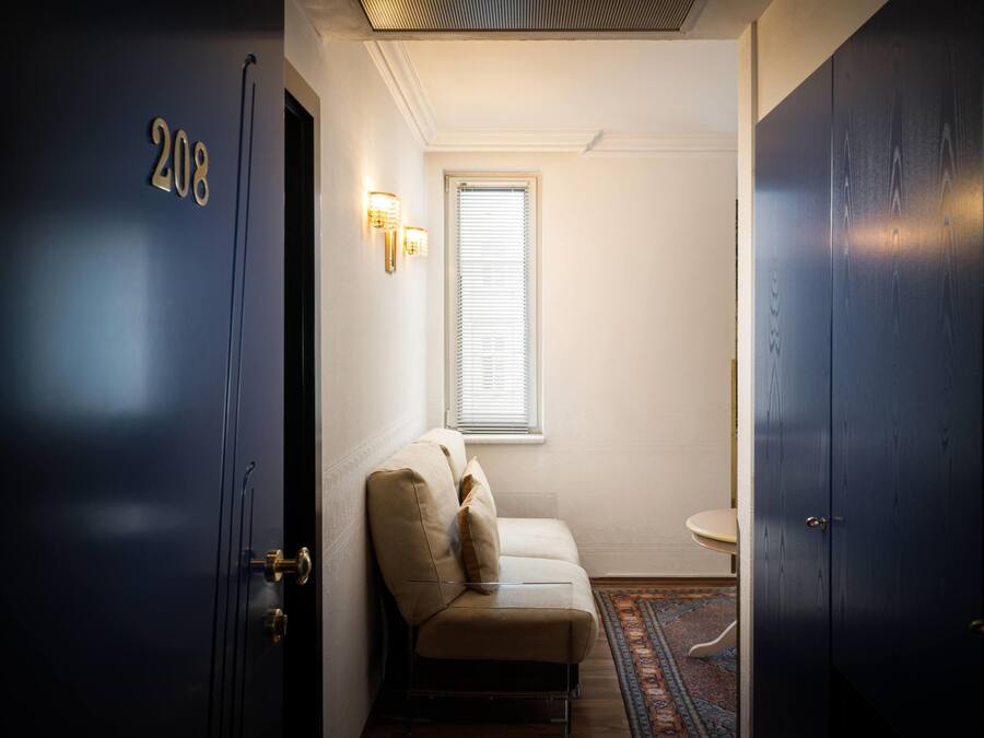 Standard Room (Doppelzimmer) | Minibar, in-room safe, individually decorated, individually furnished