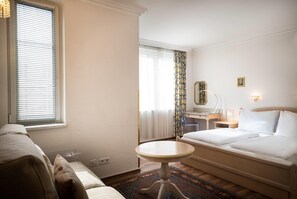 Standard Room (Doppelzimmer) | Minibar, in-room safe, individually decorated, individually furnished - Arthotel ANA Gala, Trademark Collection by Wyndham (Vienna)