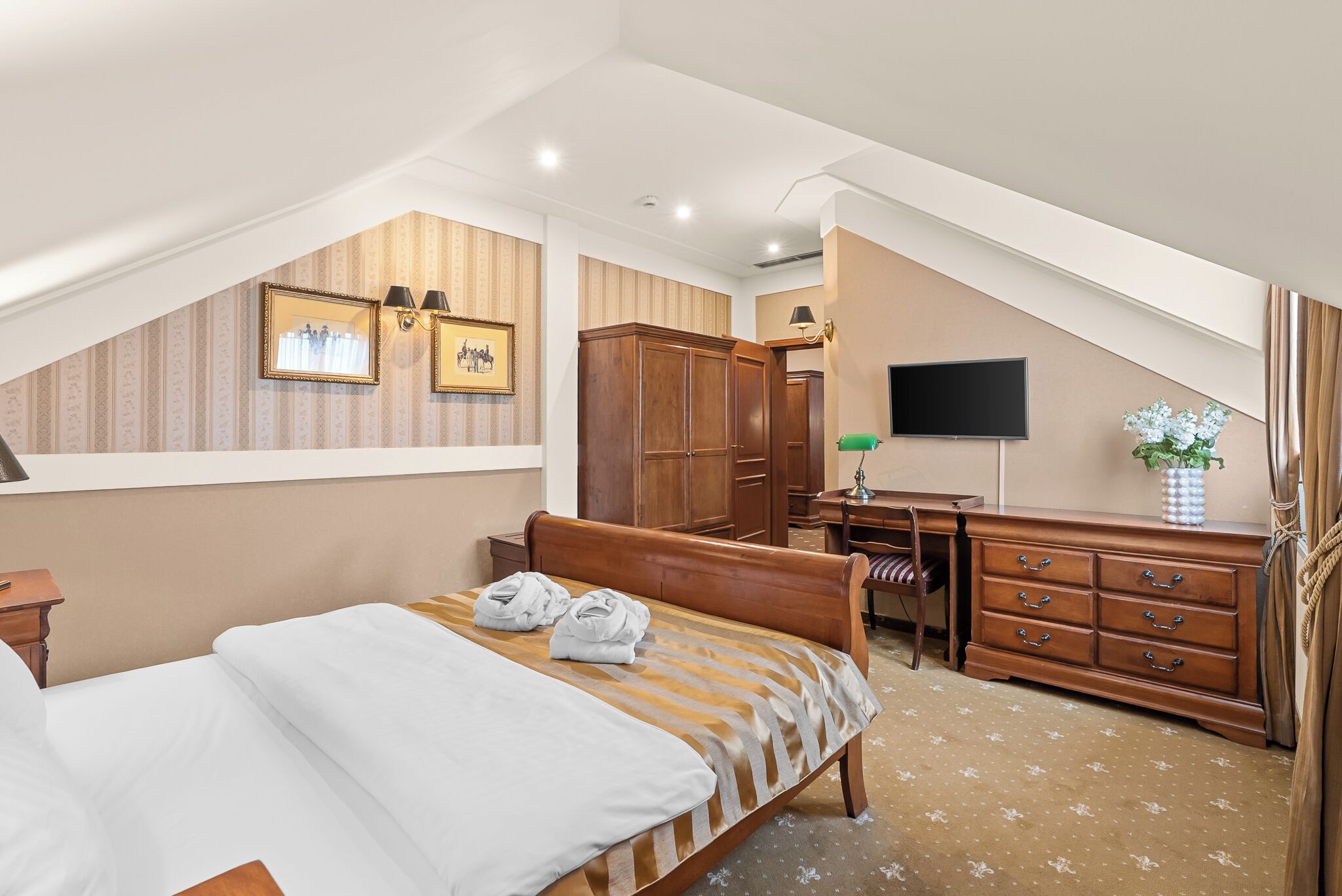 standard apartment, 1 king bed | 1 bedroom, desk, iron/ironing board, free wifi