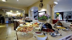 Daily buffet breakfast (PLN 75 per person)