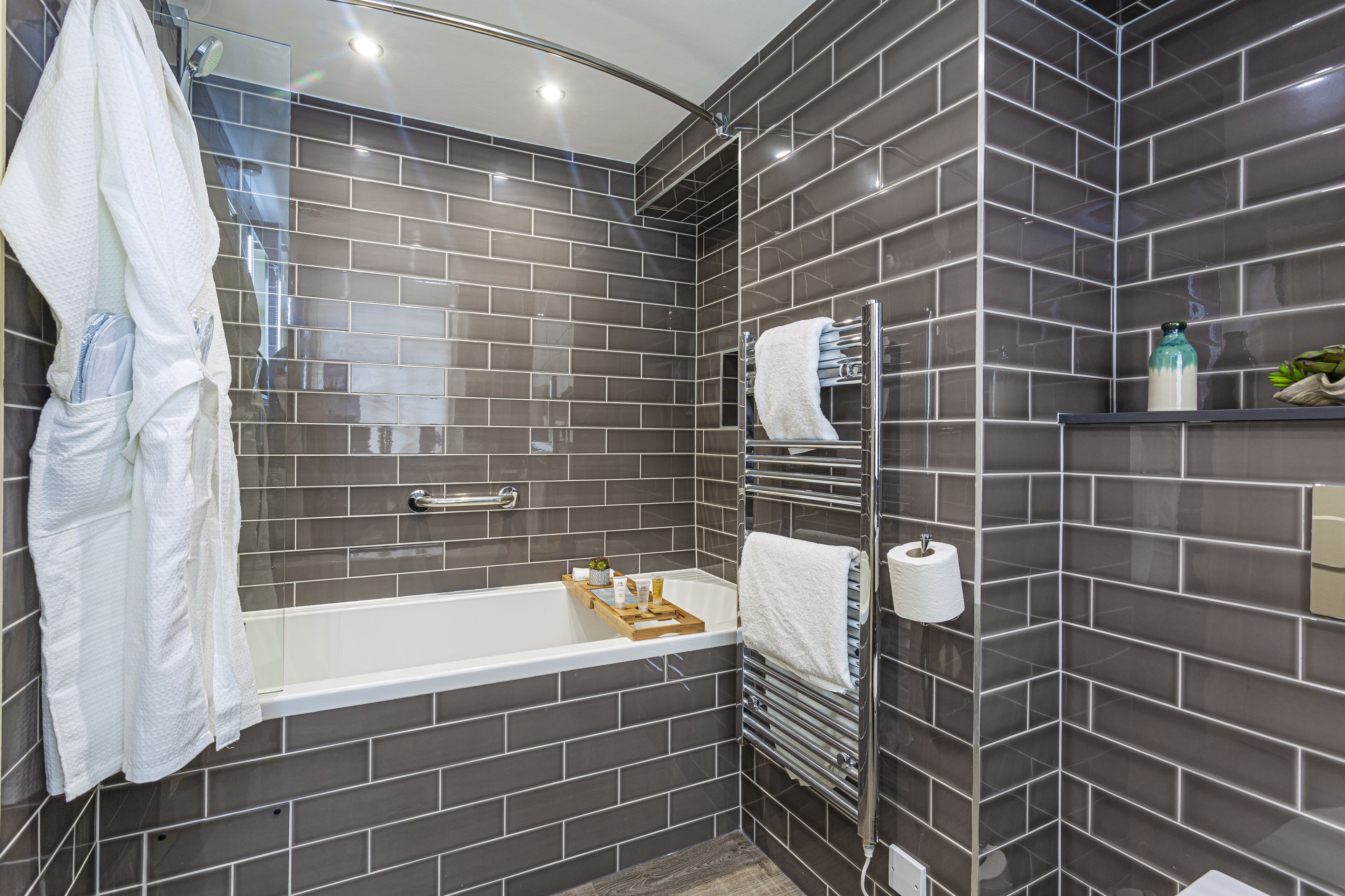 deluxe four poster suite | bathroom | hair dryer, towels