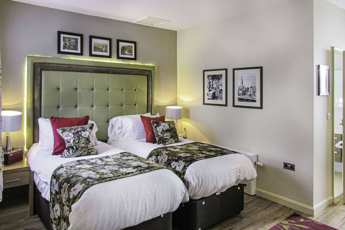 1 غرفة نوم وستائر تعتيم ومكواة/لوح كي وواي فاي مجانًا