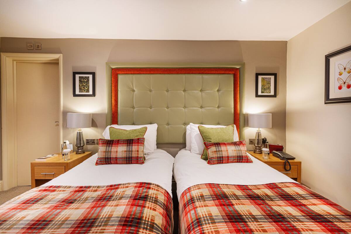 Classic Twin Room | 1 bedroom, blackout drapes, iron/ironing board, WiFi (free)