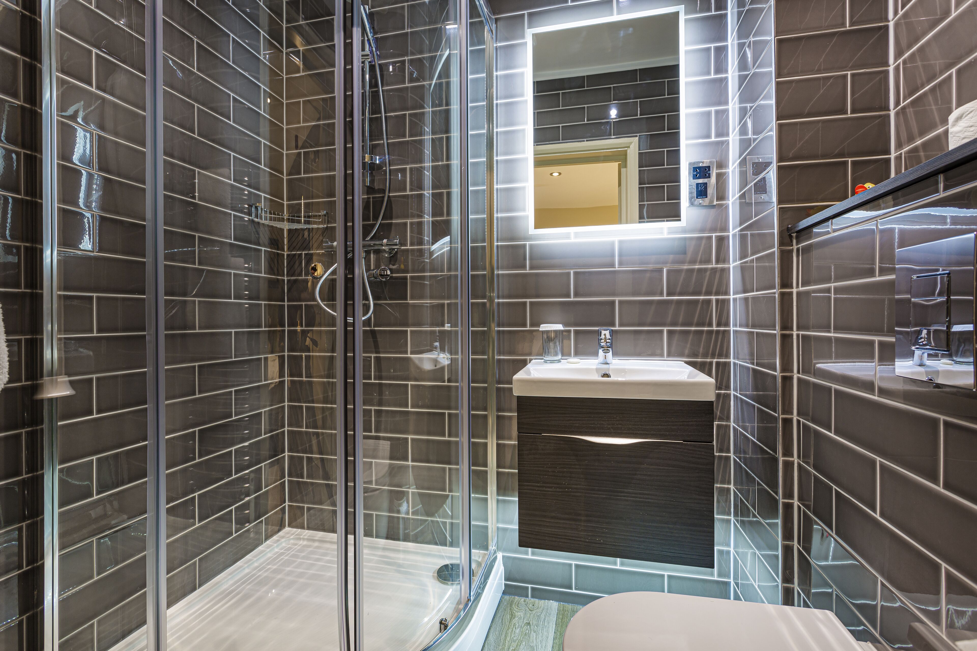 classic single room | bathroom | hair dryer, towels