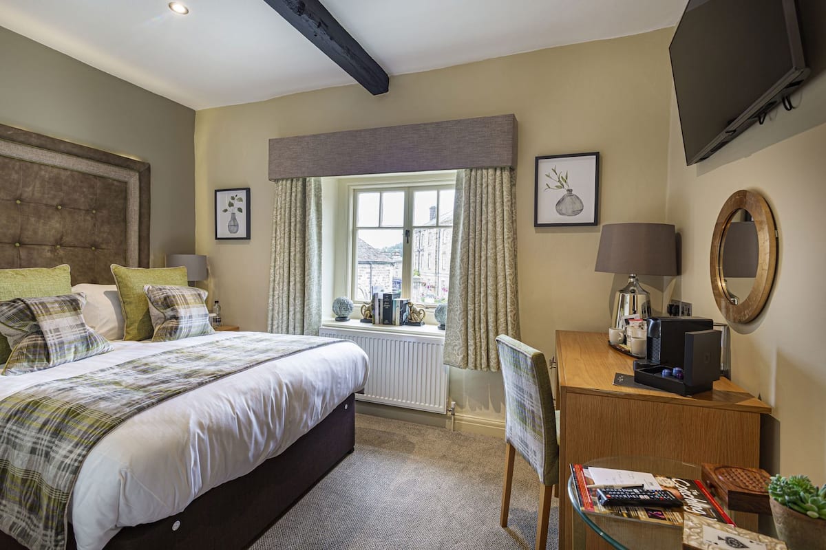 1 غرفة نوم وستائر تعتيم ومكواة/لوح كي وواي فاي مجانًا