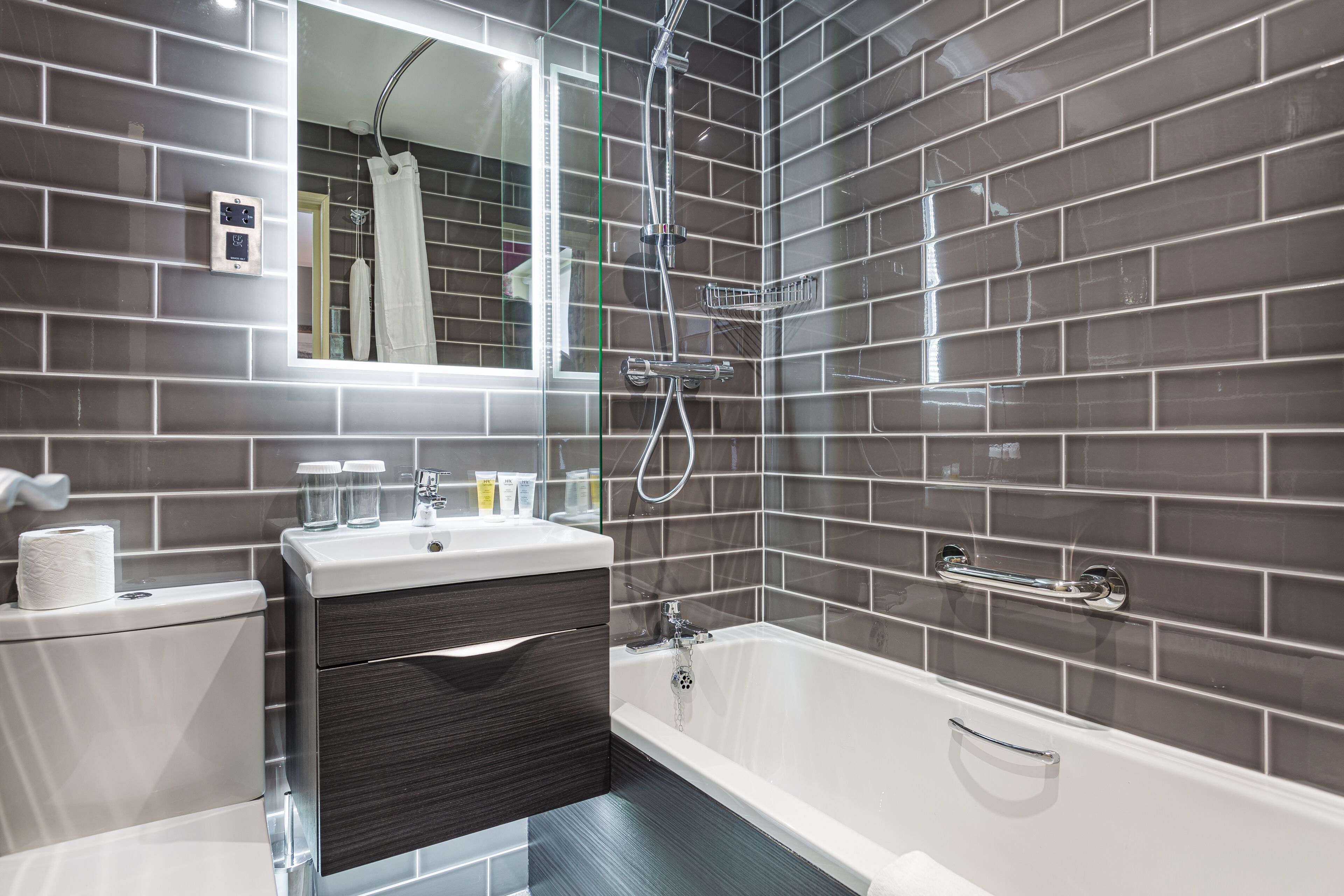 deluxe four poster room | bathroom | hair dryer, towels