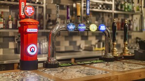 Sistema de torneiras com rótulos para as cervejas CAMDEN, HELLER, CORVUS, MAGNERS e BUD LIGHT.