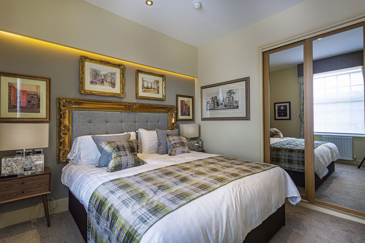 Deluxe Suite | 1 bedroom, blackout drapes, iron/ironing board, WiFi (free)