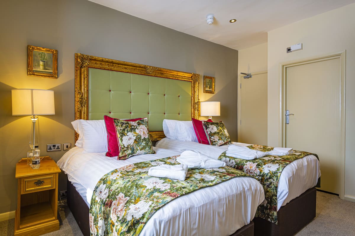 Superior Twin Room | 1 bedroom, blackout drapes, iron/ironing board, WiFi (free)
