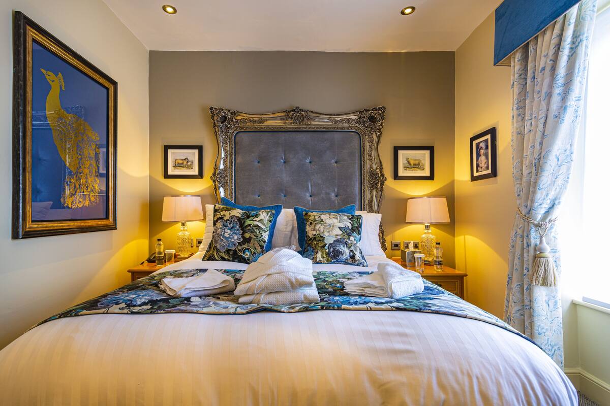 Classic Double Room | 1 bedroom, blackout drapes, iron/ironing board, WiFi (free)