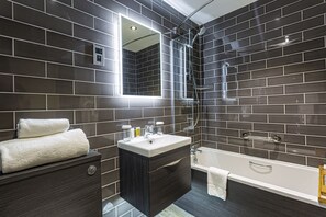 Chambre Supérieure avec lits jumeaux | Salle de bain | Sèche-cheveux, serviettes fournies
