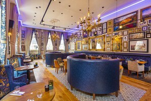 حيث تُقدم وجبات الإفطار، الغداء، العشاء، الأطباق البريطانية