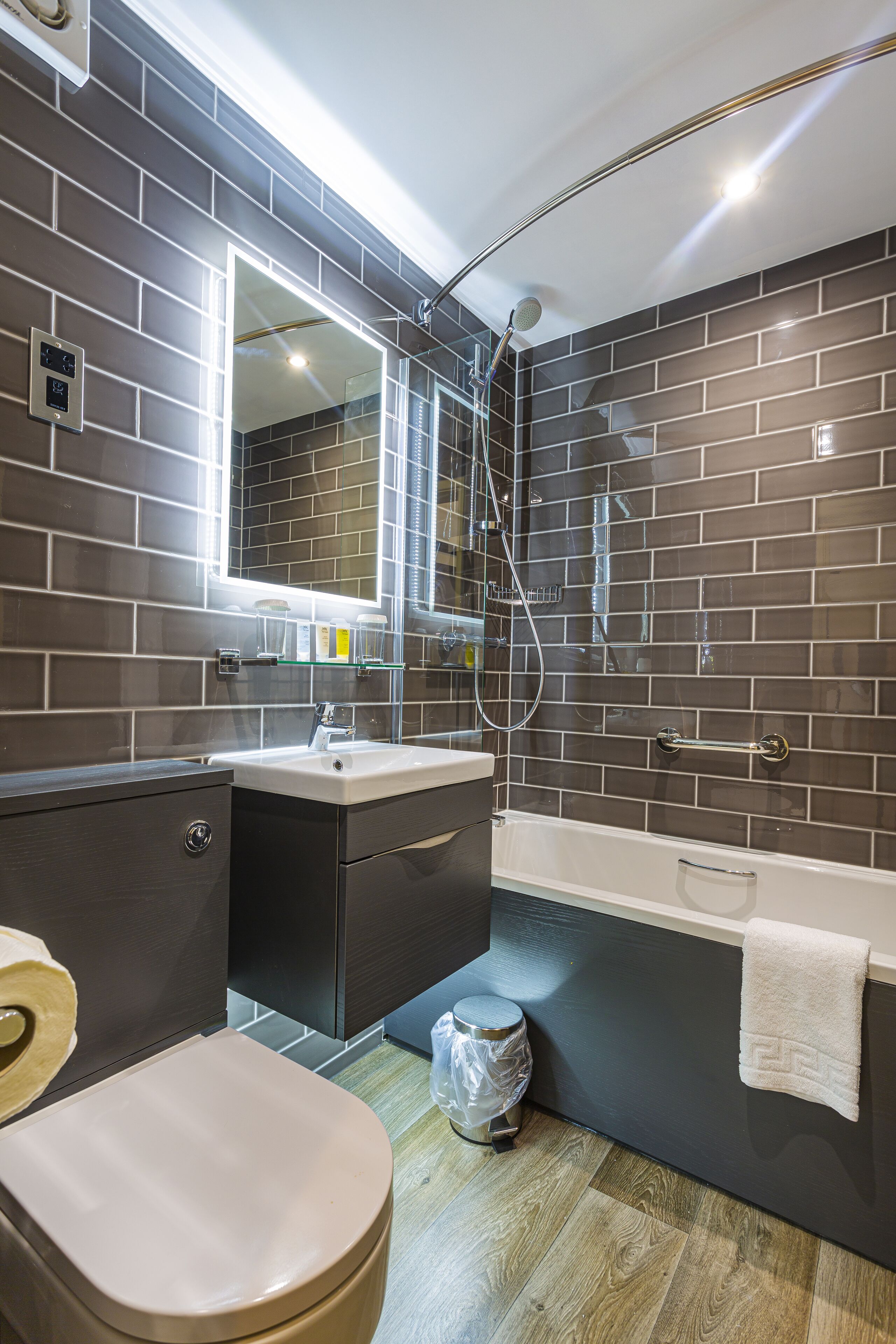 Un baño moderno con inodoro, lavamanos y bañera.