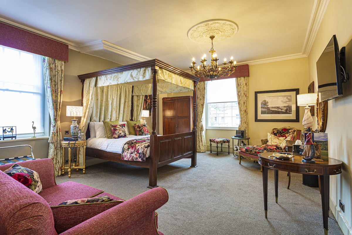 Deluxe Four Poster Suite | 1 bedroom, blackout drapes, iron/ironing board, WiFi (free)
