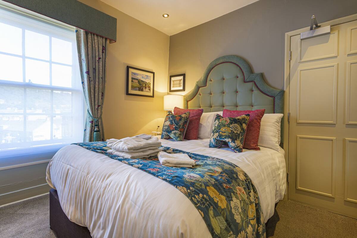 Classic Small Double Room | 1 bedroom, blackout drapes, iron/ironing board, WiFi (free)