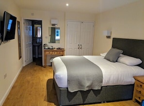 Standard Room, 1 King Bed | Desk, iron/ironing board, free WiFi, bed sheets