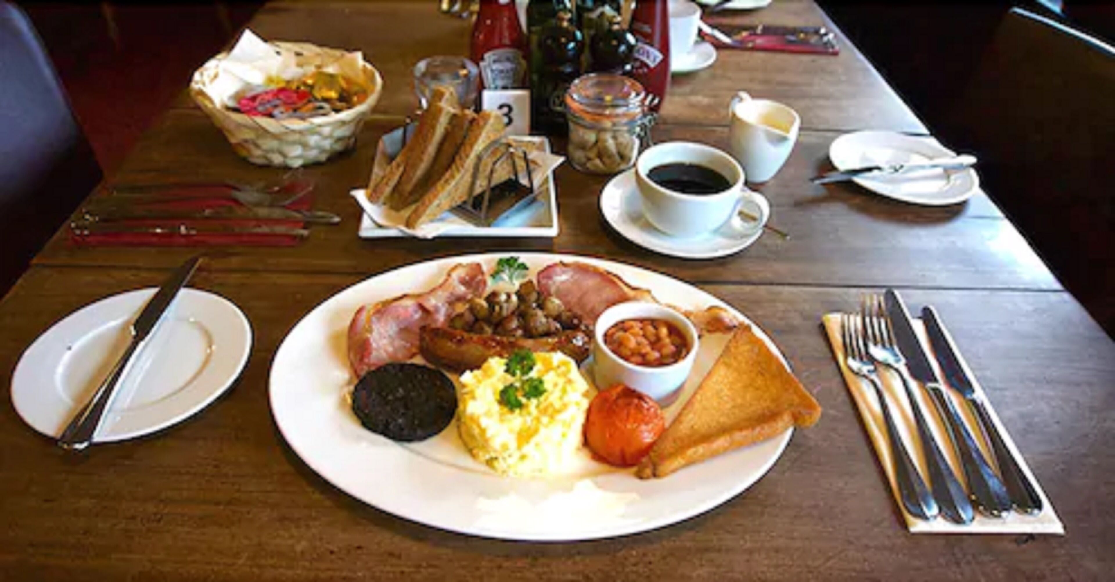 daily cooked-to-order breakfast (gbp 10 per person)