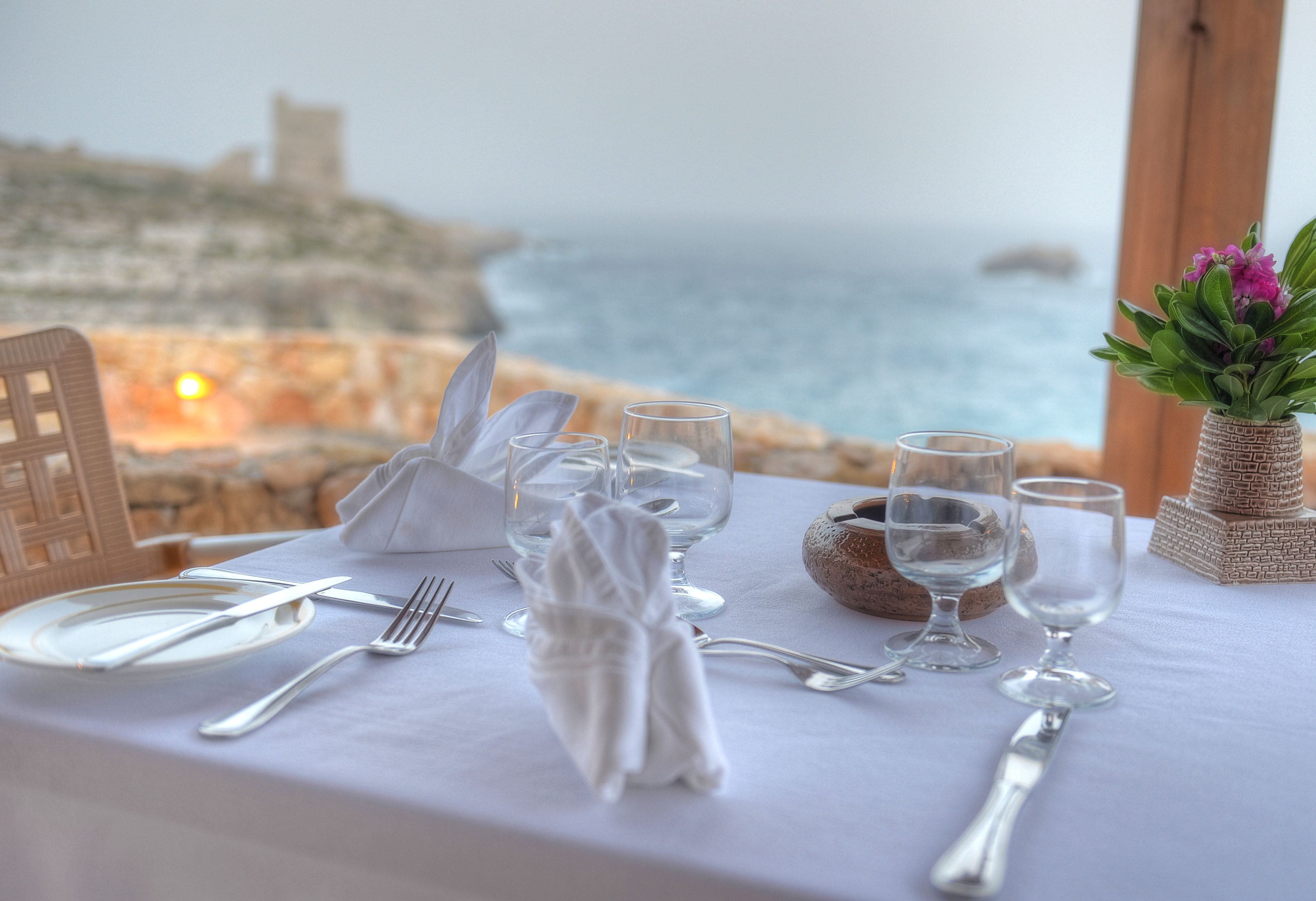 2 restaurants, serveren ontbijt