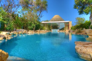 Una piscina techada, 2 piscinas al aire libre, sombrillas