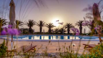 Piscine couverte, parasols de plage, chaises longues