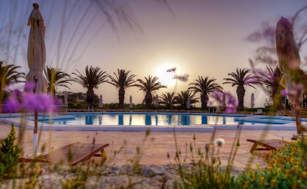 Una piscina cubierta, 2 piscinas al aire libre, sombrillas, tumbonas