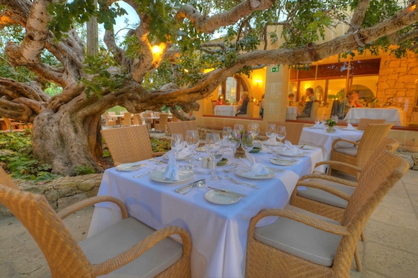 2 restaurants; breakfast and dinner served