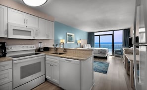 Studio condo Non-Smoking | Private kitchen | Fridge, microwave, oven, stovetop