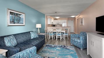 2 bedroom 2 bathroom Non-Smoking condo | Ruang tamu | 50 inci televisyen skrin rata dengan kabel