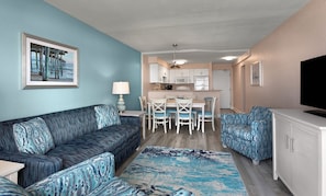 2 bedroom 2 bathroom Non-Smoking condo | Área de sala de estar | Televisión de pantalla plana de 50 pulgadas con canales por cable 