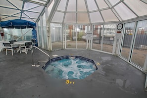 Indoor spa tub