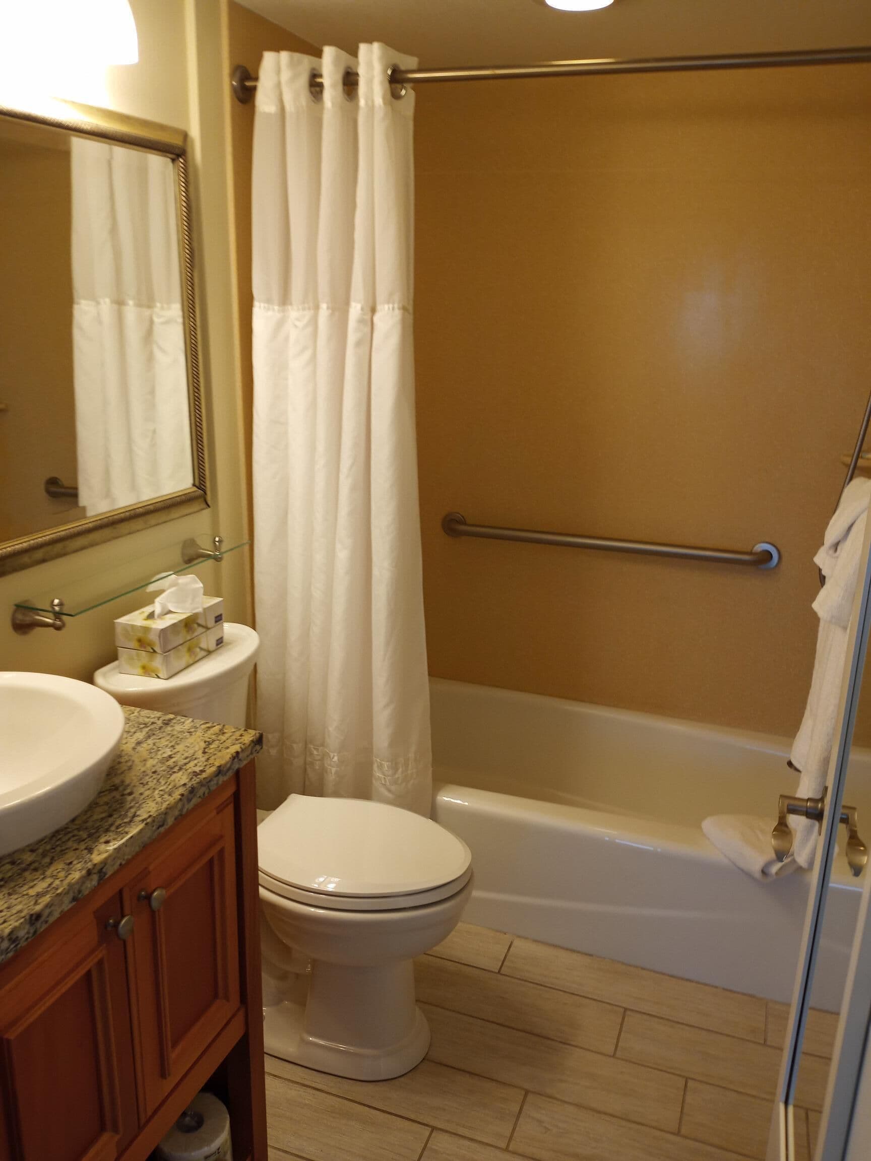 Un baño con inodoro, lavamanos y bañera.