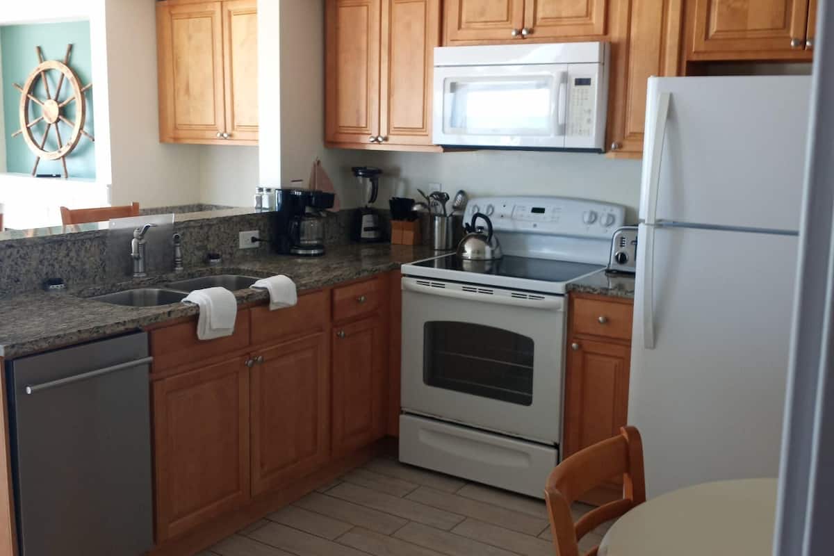 deluxe suite, oceanfront, 2 bedrooms | private kitchen | fridge, microwave, coffee/tea maker