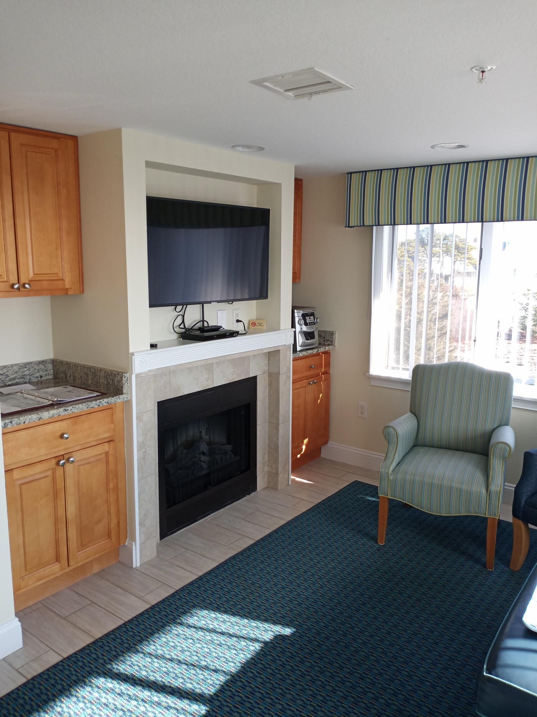 deluxe suite, 2 bedrooms, ocean view | living area | flat-screen tv, fireplace, dvd player