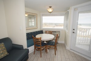 Studio, 1 Bedroom | In-room dining