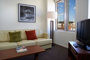 Appartement, 2 slaapkamers | Woonkamer | Een 32-inch lcd-televisie met kabelzenders en een televisie
