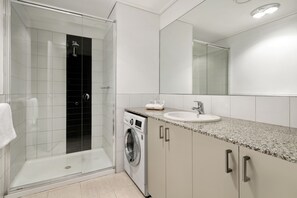 Two Bedroom Deluxe Apartment | Bathroom | Shower, free toiletries, hair dryer, towels