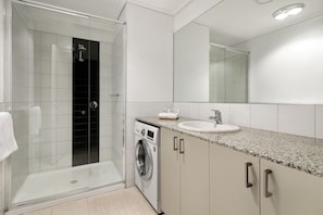 Two Bedroom Deluxe Apartment | Bathroom | Shower, free toiletries, hair dryer, towels