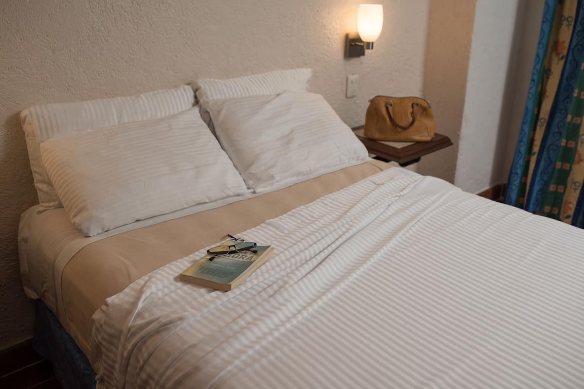 Chambre Standard, balcon | Coffres-forts dans les chambres, bureau, rideaux occultants